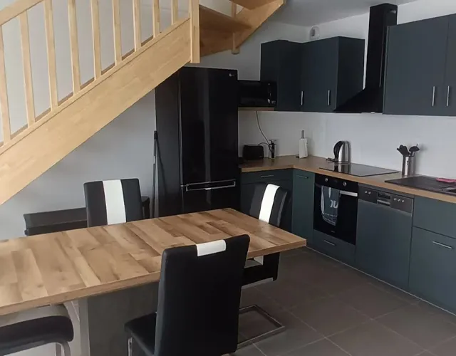 Vue pièce à vivre avec cuisine aménagée et escalier maison meublée de 70 m2 env. à louer sur Chambray-les-Tours | Tours'N Gestion Immo 37