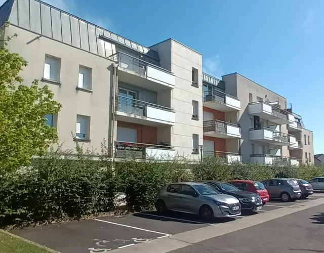Vue façade immeuble Appartement T3 de 60 m² env. avec balcon et parkings à louer sur Chambray-les-Tours | Tours'N Gestion Immo 37