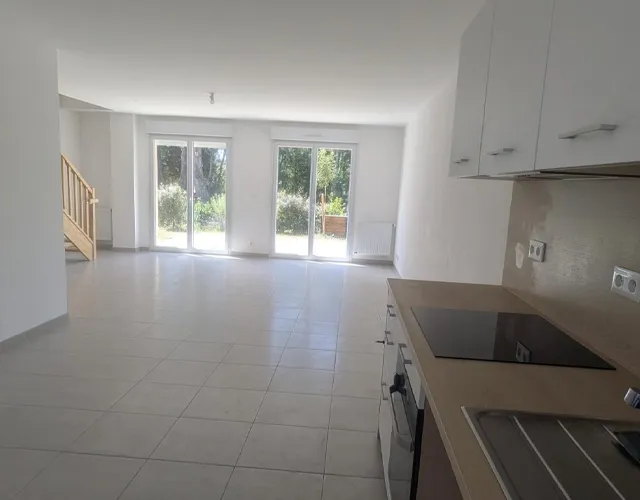 Pièce à vivre avec cuisine ouverte équipée Maison T5 de 85 m² env. à louer sur Larçay dans quartier calme | Tours'N Gestion Immo 37