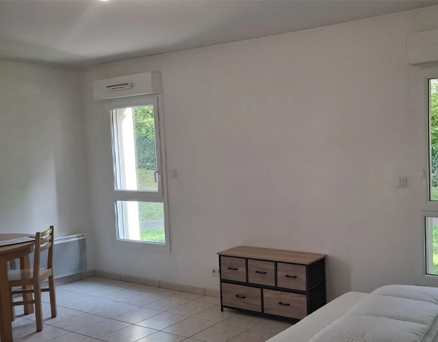 vue pièce à vivre studio meublé de 30 m2 à louer sur Tours Nord proche IUT | Tours'N Gestion Immo 37