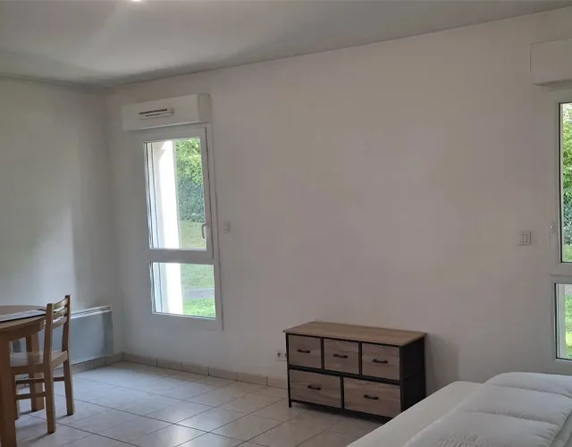 vue pièce à vivre studio meublé de 30 m2 à louer sur Tours Nord proche IUT | Tours'N Gestion Immo 37