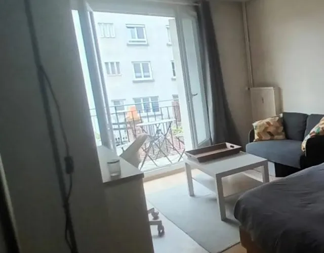 Vue pièce principale avec balcon studio meublé à louer sur Tours Centre| Tours'N Gestion Immo 37