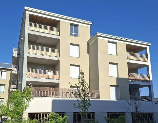 Vue façade immeuble Appartement T2 meublé de 45 m² env. avec balcon et parkings à louer sur La Riche | Tours'N Gestion Immo 37