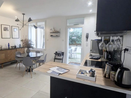 Vue pièce de vie avec cuisine ouverte aménagée maison Type 5 de 80 m2 à vendre sur Tours Centre | Tours'N Gestion Immo 37